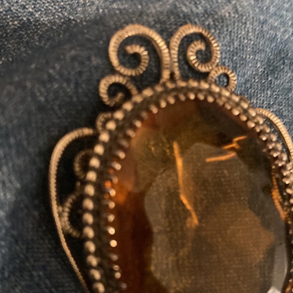 Elegant Gold-Toned Brooch - Picture 3 of 3